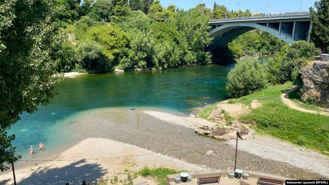 Kupalište na Morači u centru Podgorice za vrijeme visokih temperatura