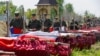 Украинанын Луганск аймагындагы салгылашта каза болгон орус аскерлерин жерге берүү учуру. 18-май, 2023-жыл.