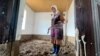 Барпы айыл аймагынын Насосный участкасынын тургуну Айдана Мухаммед кызынын үч бөлмөлүү үйүнүн ичи ылайга толуп, дүкөнүндөгү азык-түлүгү сууга аккан. Үйдүн терезесине чейин агып келген суу дубалды жырып өткөн.&nbsp;Өзгөчө кырдаалдар министрлигинин (ӨКМ) 21-апрель саат 23:00гө карата берген маалыматына ылайык, Барпы айыл өкмөтүнүн Курук-Сай айылында болгон сел 45 турак жайдын короолорун жана төрт үйдү каптаган.
