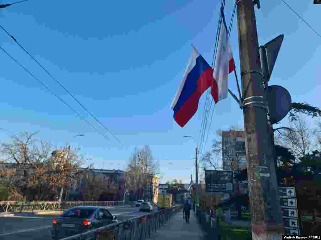 Все центральные улицы Симферополя в эти дни пестрят многочисленными флагами соседней России и так называемой «Республики Крым»