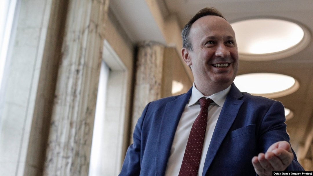 Pentru a putea cere încă 3 miliarde de euro disponibile prin PNRR, Guvernul are de recuperat restanțe vechi de peste jumătate de an. În imagine ministrul Fondurilor Europene, Adrian Câciu, fost ministru de Finanțe.