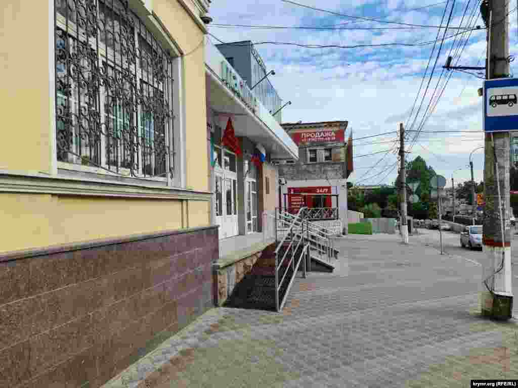 Радянські прапори підняли біля під'їздів багатьох адміністративних будівель у Сімферополі