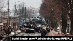 Колона російської бронетехніки, яку знищили українські військові в Бучі на Київщині. 1 березня 2022 року