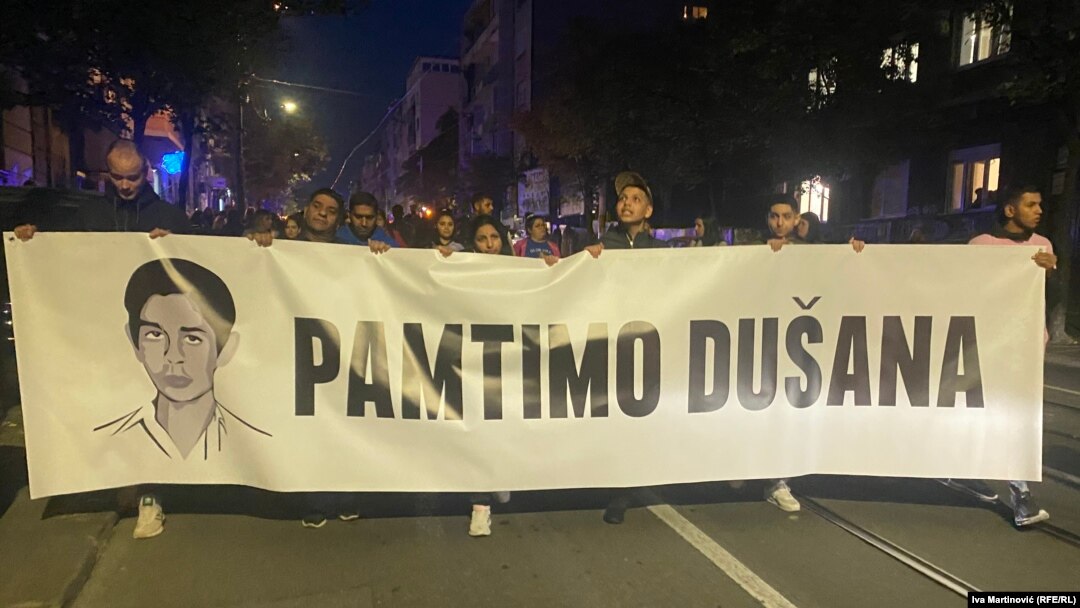 Kolona građana je sa transparentom "Pamtimo Dušana" prošetala od Pravnog fakulteta u Beogradu do mesta na kojem je Dušan Jovanović ubijen, a potom i do parka kod Trga Slavija, 18. oktobar 2023.
