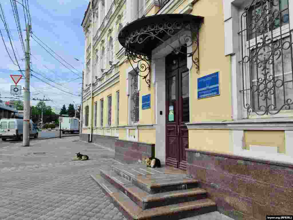 Але біля будівлі офісу «націоналізованої» компанії «Чорноморнафтогаз» не було взагалі жодних прапорів