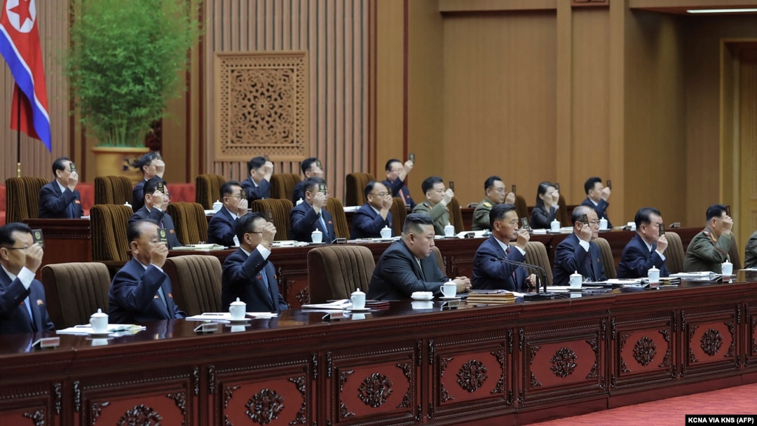 Severnokorejski lider Kim Džong Un na zasedanju Vrhovne narodne skupštine. Fortgorafiju je objavila 28. septembra 2023. severnokorejska novinska agencija KCNA.