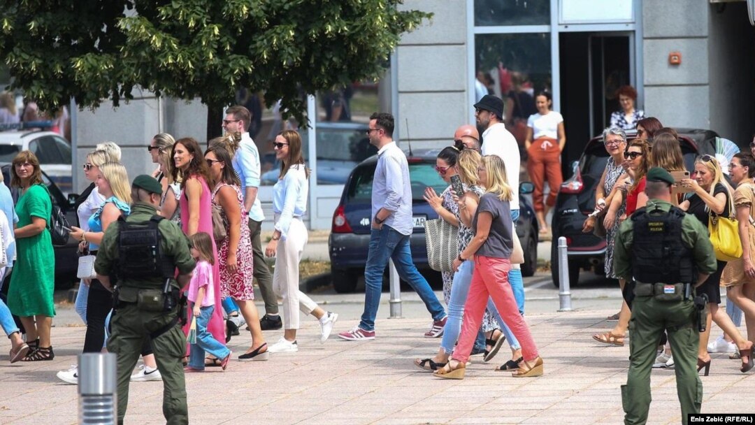 Prosvjednici i pripadnici Interventne jedinice na ulicama Zagreba 13. srpnja 