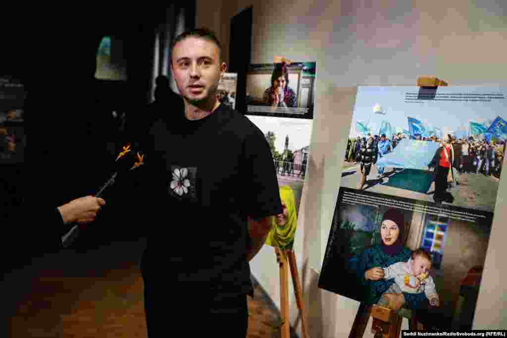 Вокаліст гурту «Антитіла» Тарас Тополя дає інтерв'ю Радіо Свобода на тлі фотовиставки