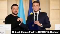 Президентът на Украйна Володимир Зеленски и президентът на Франция Еманюел Макрон (вдясно) в Париж, 16 февруари 2024 г.