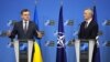 Ukrajinski ministar vanjskih poslova Dmitro Kuleba (lijevo) i glavni tajnik NATO-a Jens Stoltenberg, Bruxelles, 21. veljače 2023.