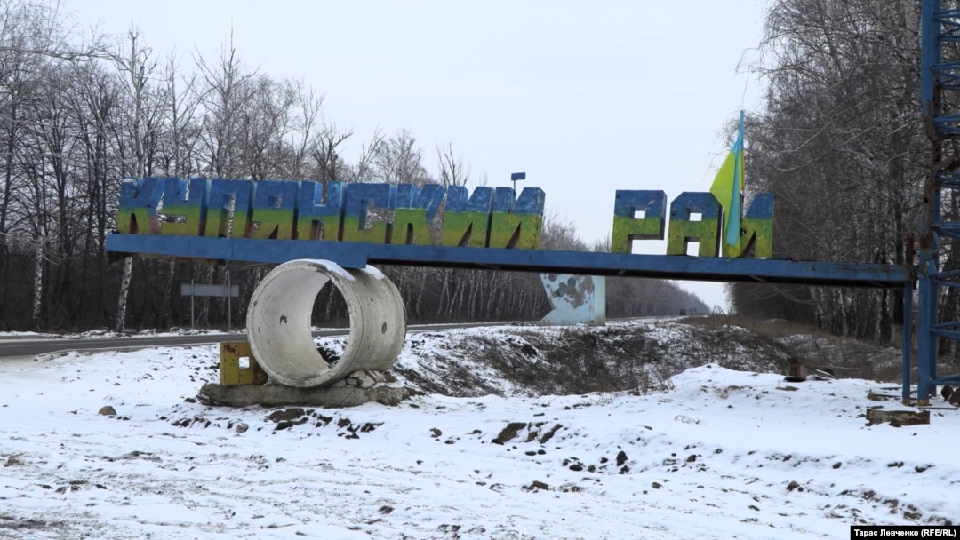 При в’їзді в Куп’янський район замість відповідної таблички видніється монумент із написом «Куп’янський рай». Де дві перші букви другого слова, ймовірно, стерли бойові дії