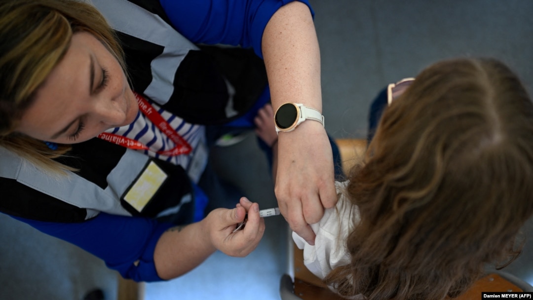 Medicinska sestra ubrizgava dozu vakcine protiv humanog papiloma virusa (HPV) u Francuskoj, 9. oktobar 2023.