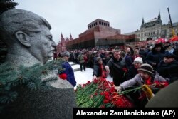 Pristalice Komunističke partije stoje u redu kako bi položili cvijeće na grob Josifa Staljina u blizini zidova Kremlja kako bi obilježili 71. godišnjicu njegove smrti. Mauzolej sovjetskog utemeljitelja Vladimira Lenjina je u pozadini, na Crvenom trgu 5. mart. 2024.