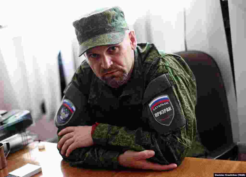 Алексей Мозговой, 1975–2015 Родившийся в Луганской области советской Украины, Мозговой служил в украинской армии, прежде чем присоединиться к сепаратистскому движению и возглавить батальон "Призрак" в так называемой "Народной милиции ЛНР". Он резко критиковал некоторых представителей поддерживаемого Россией сепаратистского руководства и вызвал всеобщее удивление, пообещав "арестовывать" женщин, которые ходят в рестораны и кафе. В 2014 году Мозговой возглавил "народный суд", который приговорил предполагаемого насильника к смертной казни на глазах у кричащей матери обвиняемого. В марте 2015 года Мозговой пережил нападение на свой автомобиль на дороге под Луганском. Два месяца спустя его колонна снова попала в засаду, в результате которой погибли он и еще шесть человек. Кто стоял за этими нападениями, так и осталось невыясненным.