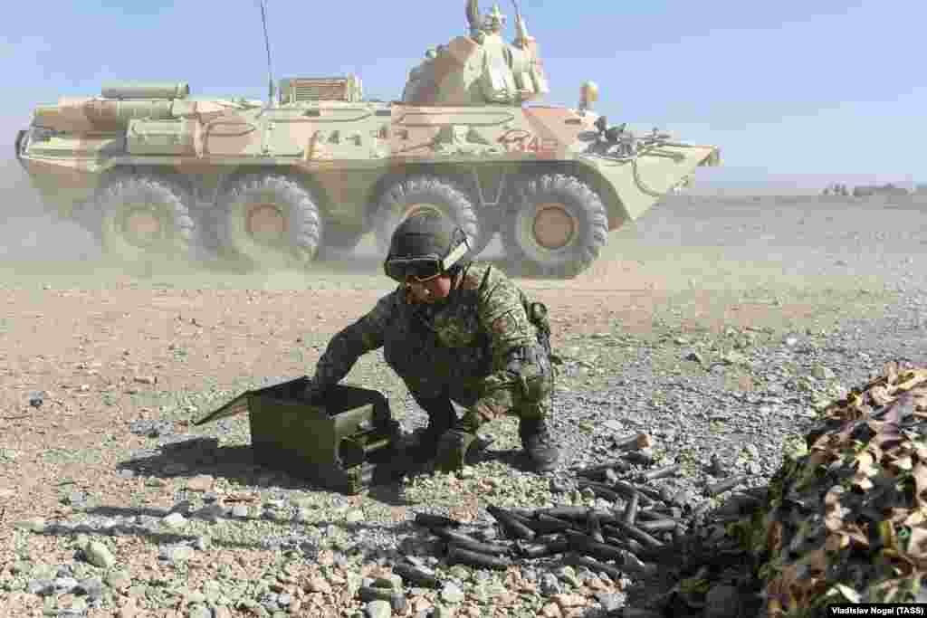 Кыргызский военный с ящиком с боеприпасами. По данным Минобороны Кыргызстана, цель учений &mdash;&nbsp;&laquo;улучшение координации между воинскими формированиями при выполнении миротворческих задач&raquo; в Центральной Азии