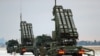 Вайскоўцы каля сыстэмы супрацьпаветранай абароны Patriot падчас вучэньняў польскіх войскаў у аэрапорце ў Варшаве, Польшча, 7 лютага 2023 году