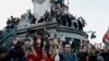 Ljudi na trgu Place de la Republique u Parizu nakon objave prvih procjena izlaznih anketa drugog kruga vanrednih parlamentarnih izbora, Francuska, 7. jula 2024.