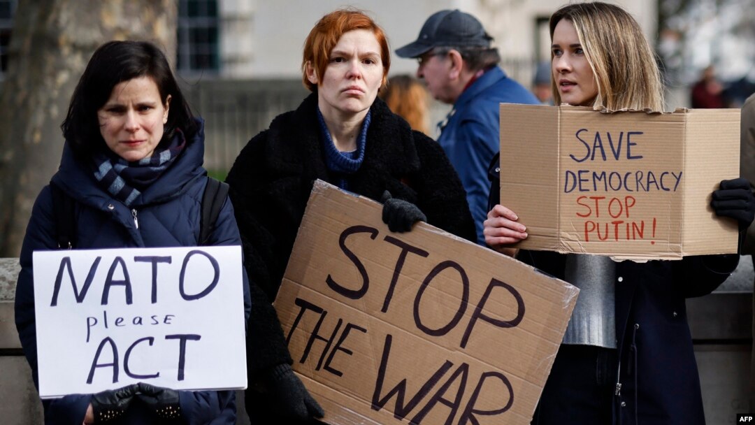 "NATO molimo djelujte", "Zaustavite rat", Spasite demokratiju, zaustavite Putina" piše na komadima kartona za vrijeme protesta protiv započete ruske invazije na Ukrajinu, London, februar 2022.