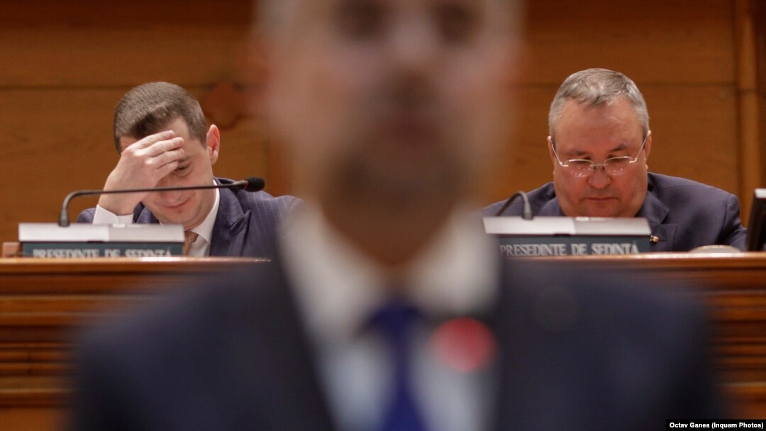 Președintele Camerei Deputaților (în stânga), Alfred Simonis, este printre inițiatorii propunerii legislative privind finanțarea partidelor politice care ar limita cheltuielile cu presa și propaganda. Liberalii nu și-au exprimat un punct de vedere ferm de susținere a legii.