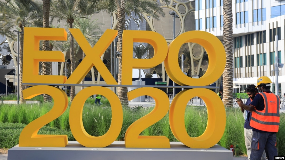 Radnici ispred logotipa Expo 2020 uoči ceremonije otvaranja u Dubaiju, Ujedinjeni Arapski Emirati, 30. septembra 2021.