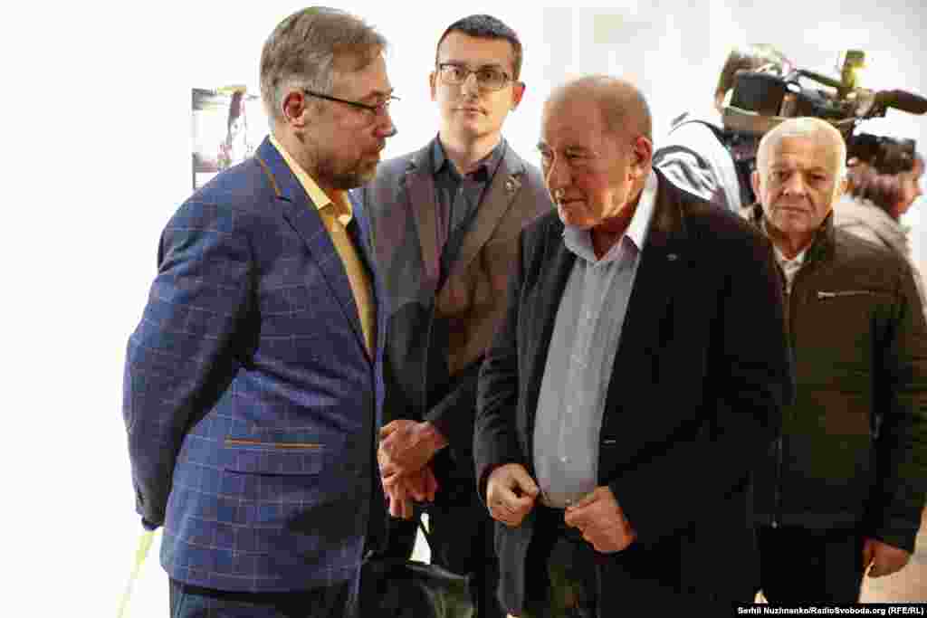 Журналіст проєкту «Новини Приазов'я» Олександр Янковський та заступник голови Меджлісу кримськотатарського народу Ільмі Умеров спілкуються під час фотовиставки