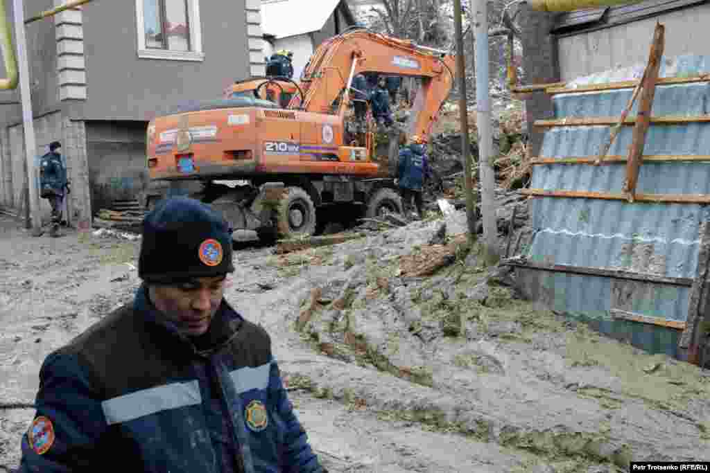 Қала әкімі Ерболат Досаев көшкін толық басып қалған үйде төрт адам (екеуі бала) тұрған, "олар үйдің ішінде қалып қойған" деген болжам барын айтты