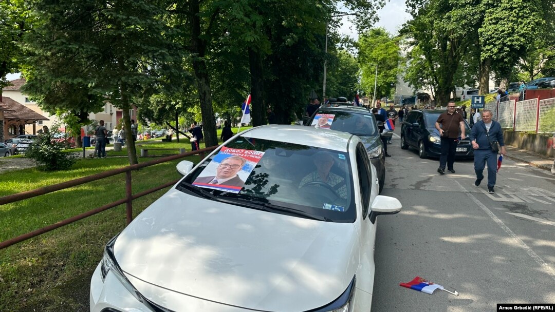 Oko 500 građana Doboja krenulo je u Beograd na miting koji organizuje predsjednik Srbije, 26. maj 2023.