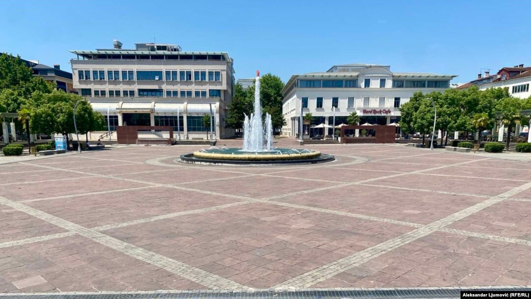 Trg nezavisnosti u Podgorici za vrijeme visokih temperatura, 10. jul