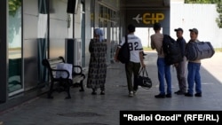 Migranți tadjici la Aeroportul Internațional din Dușanbe.