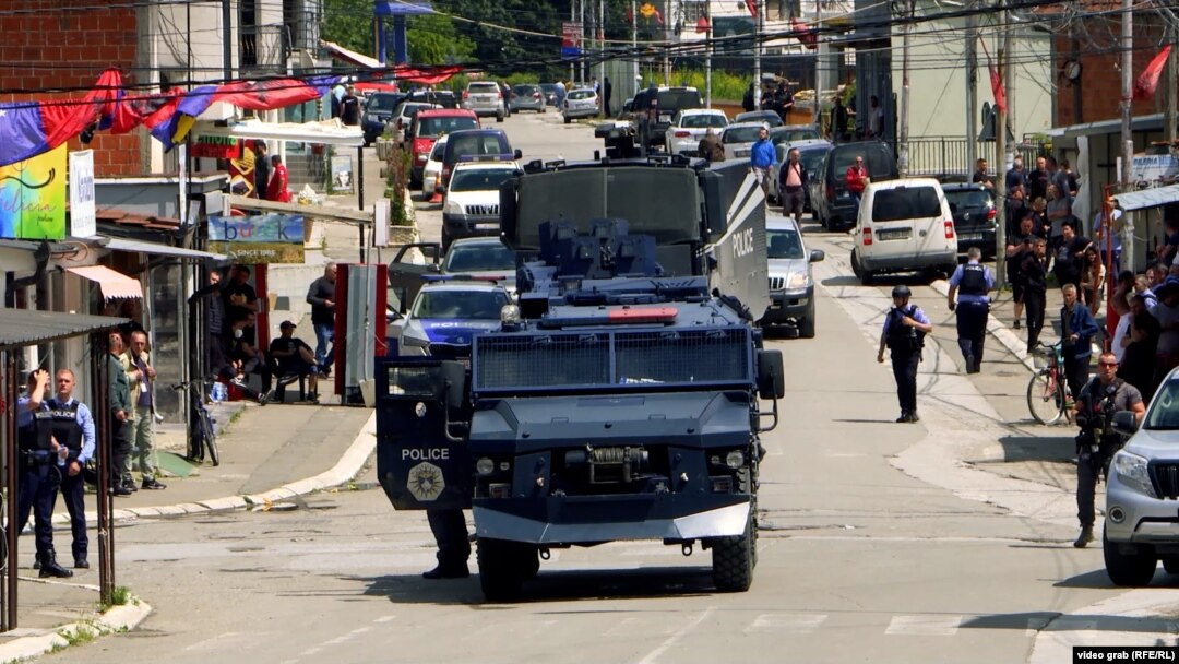 
Policija Kosova u Severnoj Mitrovici, 16. jun 2023. Jedan od predloga u planu za smirivanje situacije je smanjenje broja specijalnih jedinica Policije Kosova za 25 odsto na severu.
