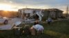 Ljudi iznose stvari iz oštećene kuće u Benningtonu u Nebraski, nakon što je tornado prošao tim područjem u petak, 26. 4. 2024.
