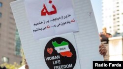 پلاکاردی در گردهم‌آیی اعضای انجمن و حامیان
