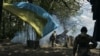 Українські військові ведуть вогонь із гармати поблизу Бахмуту на Донеччині,12 травня 2023 року