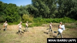 Soldați ai Armatei Române construiesc un adăpost antiaerian în satul Plauru, Delta Dunării, localitate afectată de căderi ale unor resturi de drone rusești. Septembrie 2023. Fotografie ilustrativă.