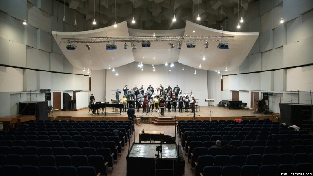 Proba hora Ukrajinskog radija na kojoj peva tradicionalnu pesmu "Ščedrik", Kijev 22. decembar 2023.