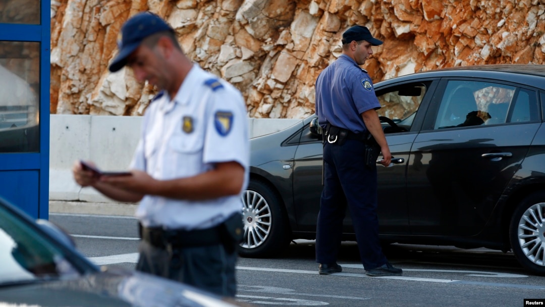 Granični policajci BiH i Hrvatske provjeravaju pasoše na prijelazu Klek - Neum (fotoarhiva)