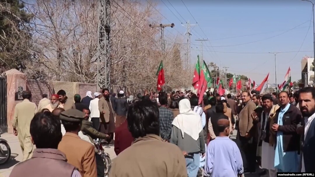 په بلوچستان کې د پښتونخوا ملي عوامي ګوند او نورو ملتپاله ډلو غړي د انتخاباتي نتیجو ځنډولو ضد لاریون کوي - د فبرورۍ ۱۰مې انځور.
