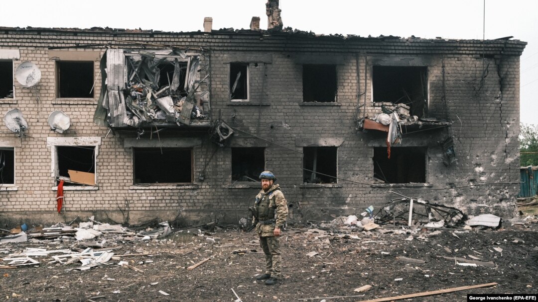 Український поліцейський оглядає пошкоджену будівлю під час евакуації місцевого населення, Вовчанськ, Харківська область, 13 травня 2024 року