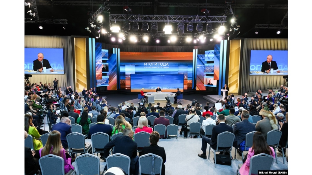 Ruski predsednik Vladimir Putin na velikim ekranima dok govori na svoj konferenciji za novinare.