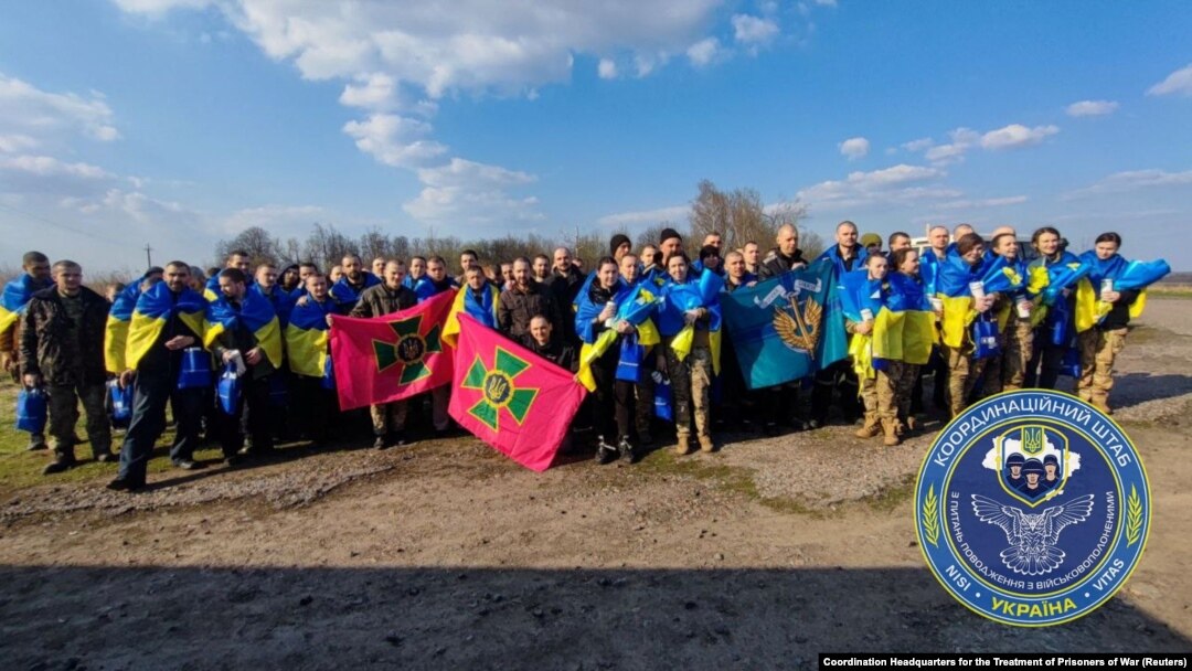 Українські військовополонені позують для фотографії після обміну, 10 квітня 2023 року