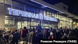 Жители Дагестана во время акции протеста на территории международного аэропорта Махачкалы, куда приземлился регулярный рейс из Тель-Авива. 19 октября 2023 года 