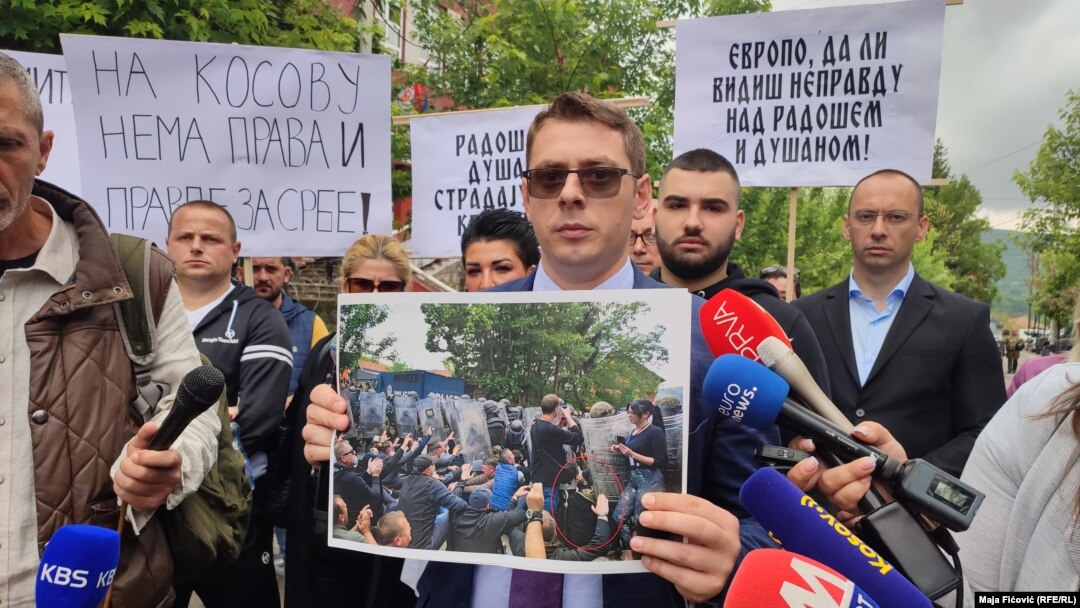 Advokat Obrenovića Predrag Miljković na protestu u Zvečanu pokazao je fotografiju od 29. maja na kojoj se vidi da njegov branjenik sedi na asfaltu, Zvečan 13. juni 2023.