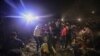 Civili din Rafah caută supraviețuitori în dărâmăturile clădirilor distruse de un bombardament israelian pe 14 decembrie 2023.