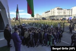 Füzuli rayonunda səsvermədə iştirak etmək üçün insanlar növbəyə düzülür. 7 noyabr 2024