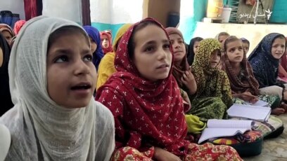 کواټ کې یو فعال افغان نجونو ته مفت تعلیم ورکوي