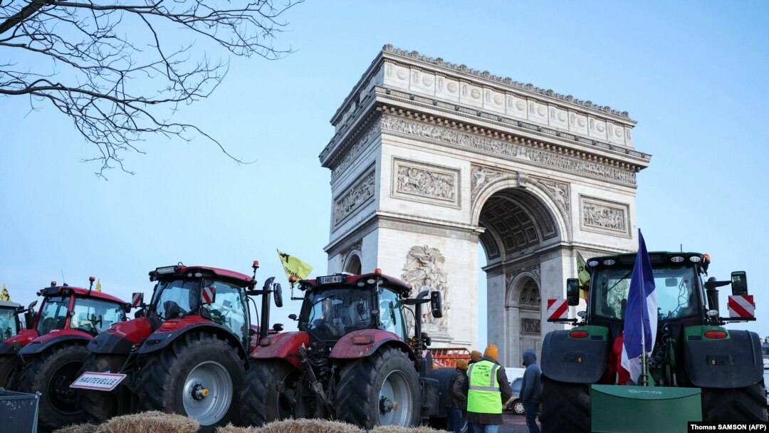 Parkirani traktori i seno kod Trijumfalne kapije, Pariz, 1. mart 2024.