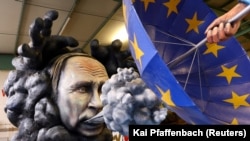Фигура, изображающая Владимира Путина, который угрожает Европе, на традиционном карнавале в Майнце (Германия), февраль 2023 года 