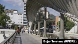 Most koji razdvaja Južnu Mitrovicu sa albanskom većinom i Severnu gde živi većinska srpska zajednica trenutno je otvoren samo za pešake. Fotografija 11. oktobar 2023