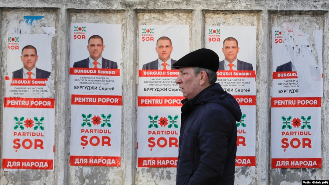 Мъж минава покрай предизборни плакати, рекламиращи кандидатите на партията Шор в Кишинев, Молдова през 2019 г. Снимката е илюстративна.