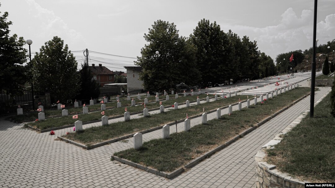 Prazni grobovi čekaju nestale osobe u selu Mala Kruša na Kosovu, fotografija iz 2023. godine.